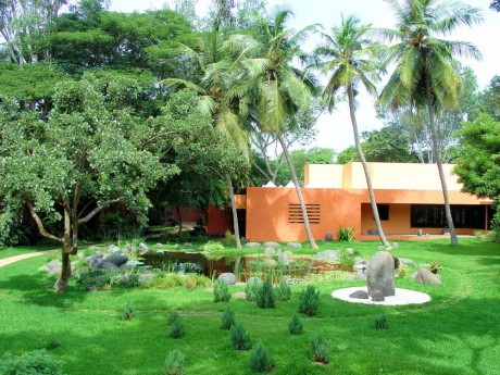 Дом в саду в Индии