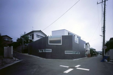 Дом на углу в Японии