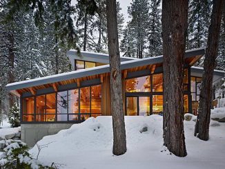 Лесной дом на озере в США