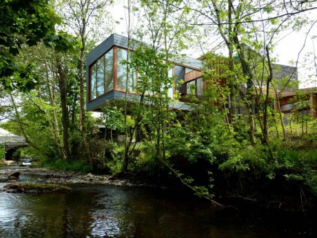 Дом у реки в Уэльсе