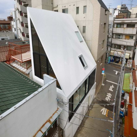 Дом с острой крышей в Японии