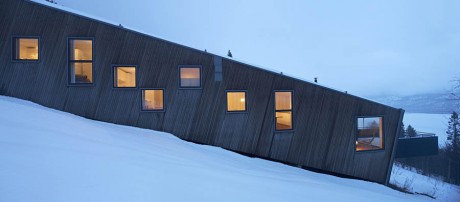 Три дома на склоне в Швеции