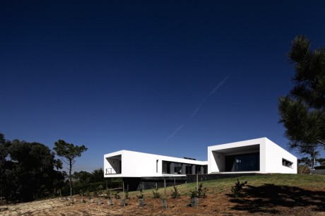 Минималистский дом в Португалии 6