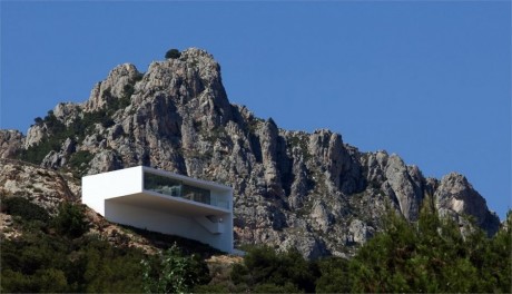 Дом на скале в Испании
