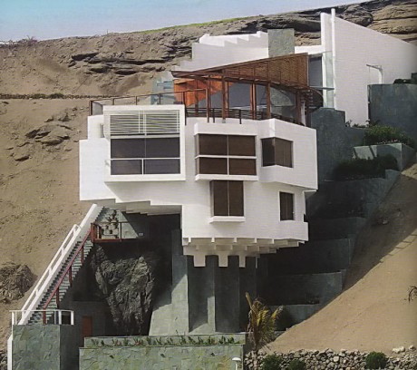 Дом на скале в Перу