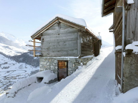 Дом Бойссет (Maison Boisset) в Швейцарии от Savioz Fabrizzi Architectes.