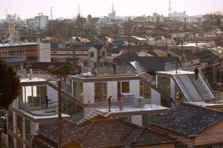 Скользящий Дом (SLIDE House) в Японии от Komada Architects Office.