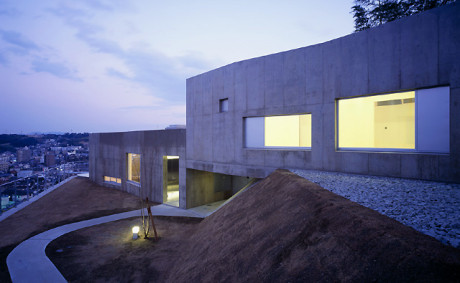 Дом «Белая пещера» (White cave) в Японии от Такао Shiotsuka Atelier.