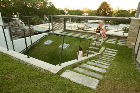 Дом с зелёной крышей (La casa Cubierta Verde) в Уругвае от Andres Cardoso и Mariana Zuniga.