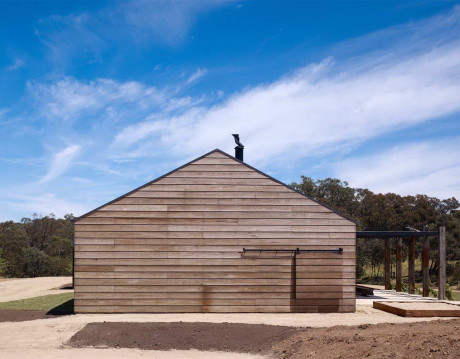 Дом на холме среди равнины (Hill Plain House) в Австралии от Wolveridge Architects.