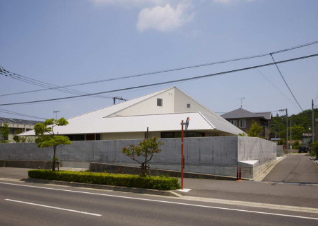 House in Sanbonmatsu 1 460x328 Городской дом в Японии 55