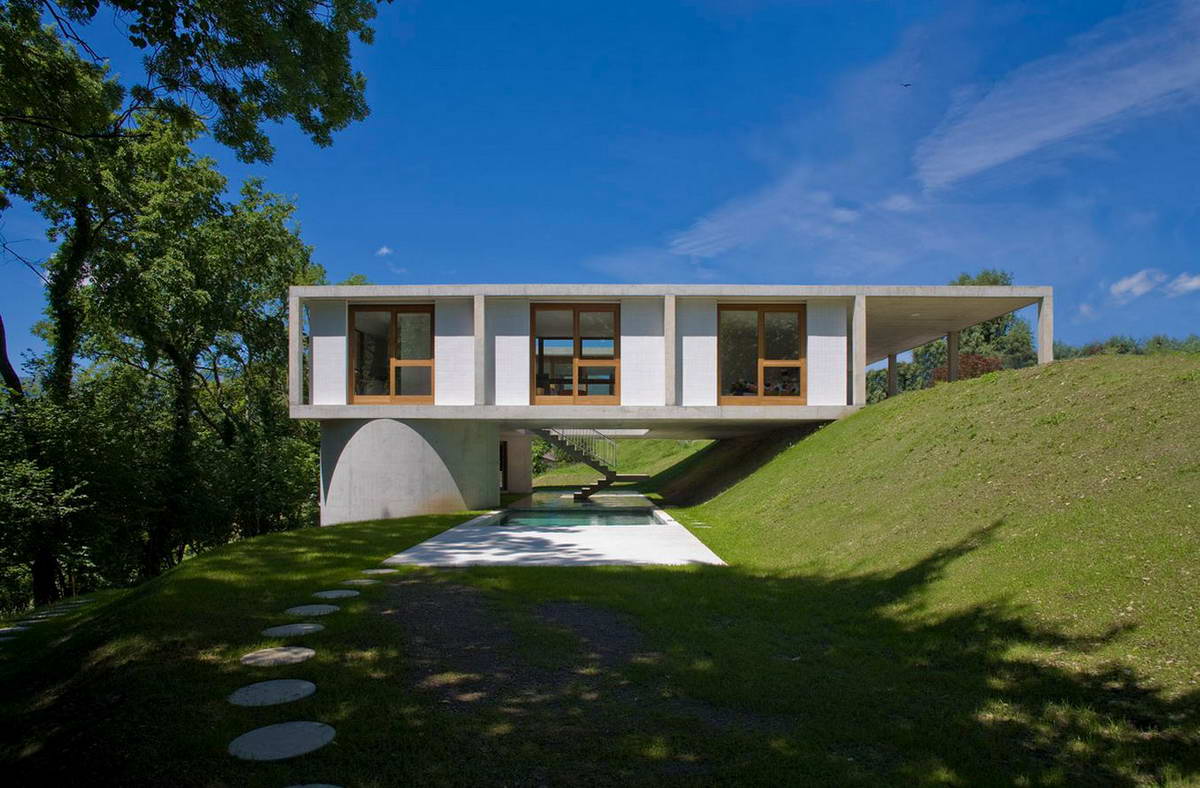 Проект бетонного дома на склоне в Швейцарии