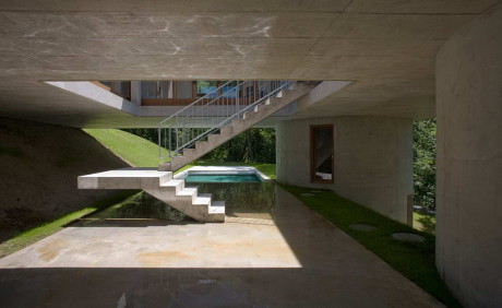 Проект бетонного дома на склоне в Швейцарии