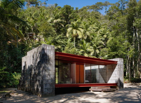 Дом Рио Бонито (Rio Bonito House) в Бразилии от Carla Juacaba.