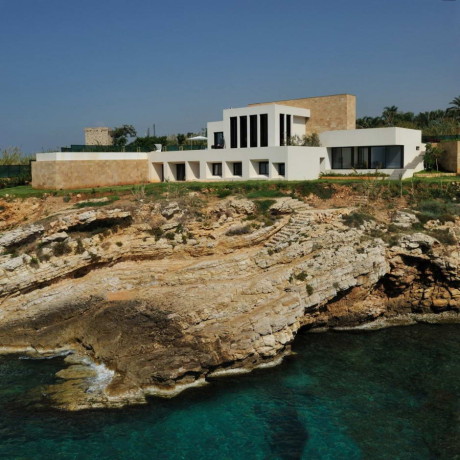 Дом на берегу в Ливане