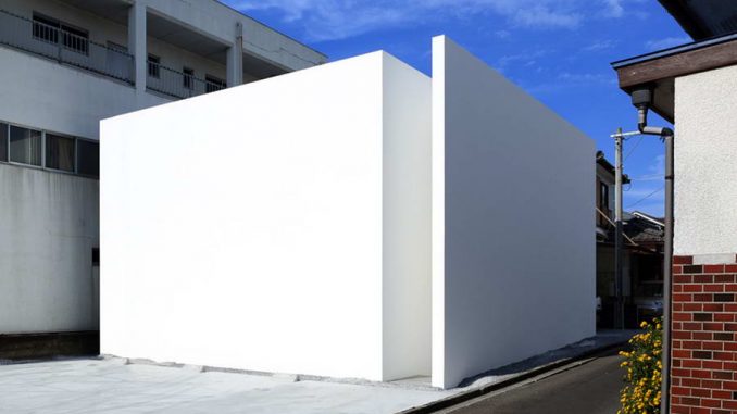 Белый минималистский городской дом в Японии