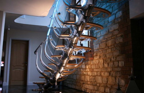 Дизайн необычной лестницы в форме скелета