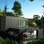 Деревянный дом-дача на сложном рельефе в Новой Зеландии