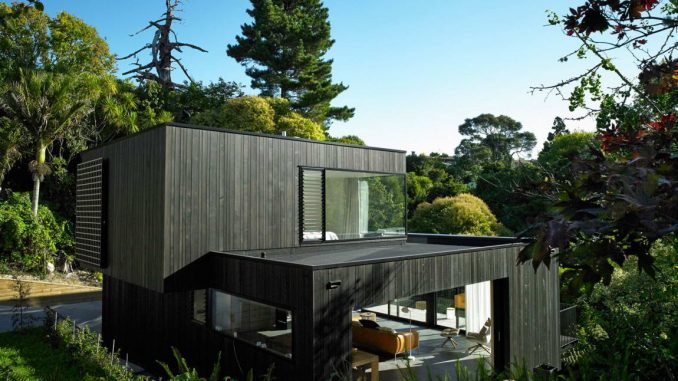 Деревянный дом-дача на сложном рельефе в Новой Зеландии