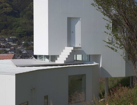 Проект современного дома на склоне в Японии