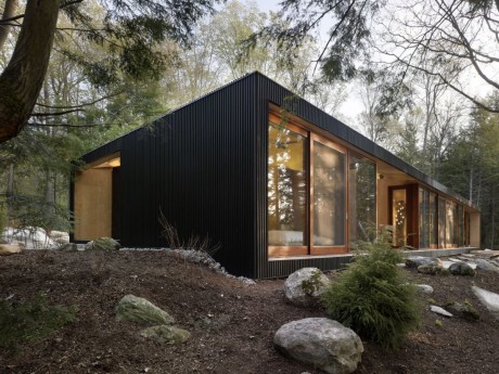 Одноэтажный лесной дом у озера с шатровой крышей в Канаде