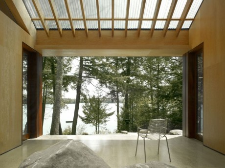 Одноэтажный лесной дом у озера с шатровой крышей в Канаде