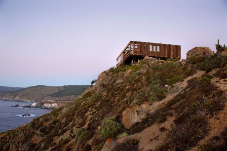 Одноэтажный дом на скале в Чили