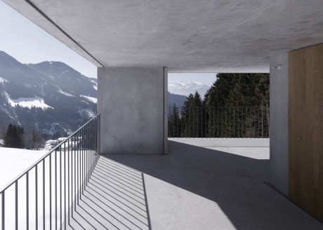 Дом-башня на склоне в Австрии