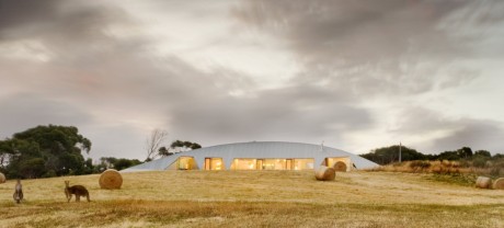 Дом с приусадебным участком (Croft House) в Австралии от James Stockwell Architect.