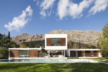 Дом у горы в Испании