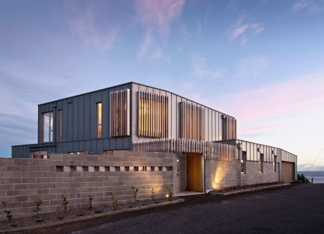 Дом у пролива Кука (Cook Strait House) в Новой Зеландии от Tennent + Brown Architects.
