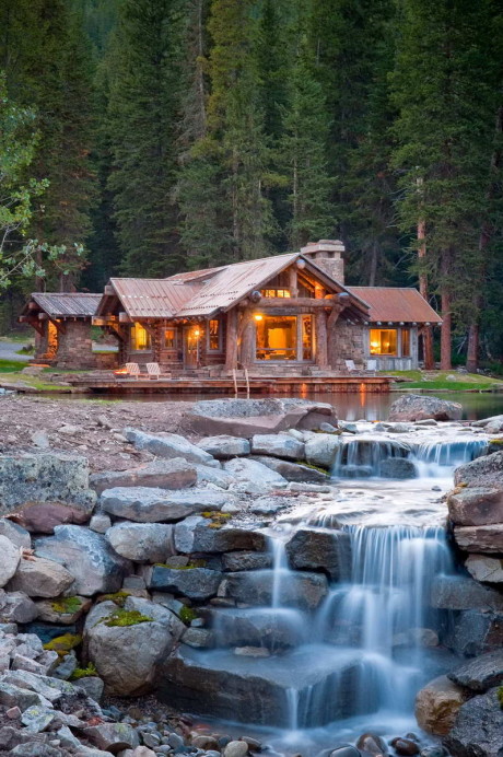 Дом в Верхнем Лагере (Headwaters Camp) в США от Dan Joseph Architects.