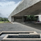 Литой дом из жидкого камня (House Cast in Liquid Stone) в Индии от SPASM Design Architects.