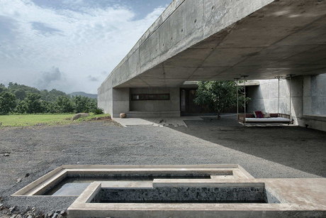 Литой дом из жидкого камня (House Cast in Liquid Stone) в Индии от SPASM Design Architects.