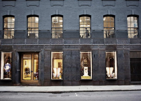 Фасад магазина (Paul Smith Albemarle Street store facade) в Англии от 6a Architects.