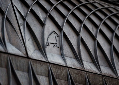 Фасад магазина (Paul Smith Albemarle Street store facade) в Англии от 6a Architects.