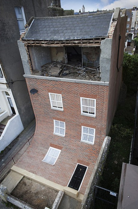 Арт-фасад "From the Knees of my Nose to the Belly of my Toes" в Англии от Alex Chinneck.