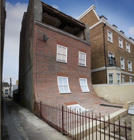 Арт-фасад "From the Knees of my Nose to the Belly of my Toes" в Англии от Alex Chinneck.