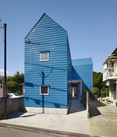 Разрезанный дом (House Snapped) в Японии от Naf Architect & Design.
