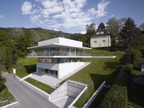 Дом из стекла и бетона на склоне в Австрии 