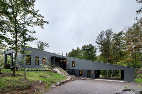 Дом La Sentinelle в Канаде от naturehumaine.