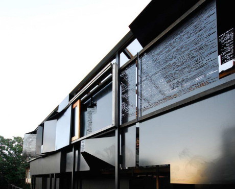 The Left-Over-Space House в Австралии от Cox Rayner Architects.