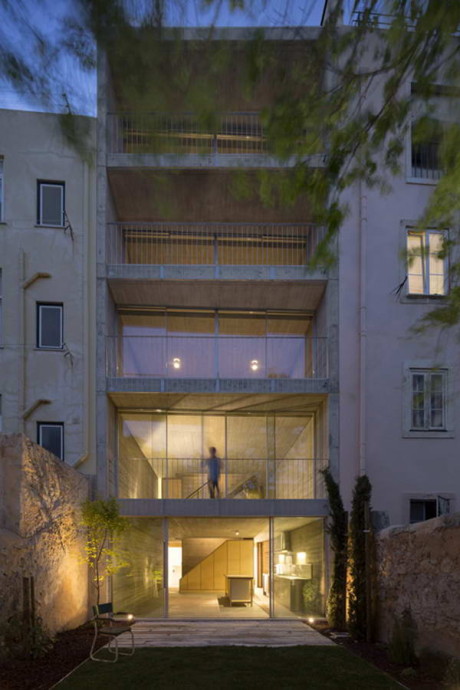 Таунхаус в Португалии (Townhouse in Lisbon) в Португалии от ARX Portugal Arquitectos.