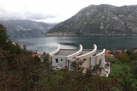 Дом у залива в Черногории