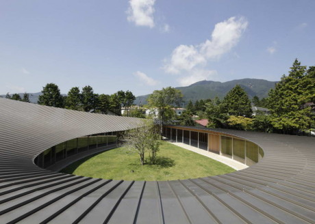 Вилла в Сенгокубара (Villa at Sengokubara) в Японии от Shigeru Ban Architects.