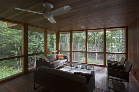 Дом у пруда Беркшир (Berkshire Pond House) в США от David Jay Weiner.
