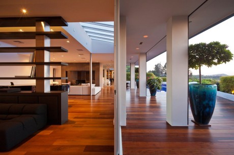 Дом в Беверли-Хиллз (Beverly Hills House) в США от JENDRETZKI Architecture.