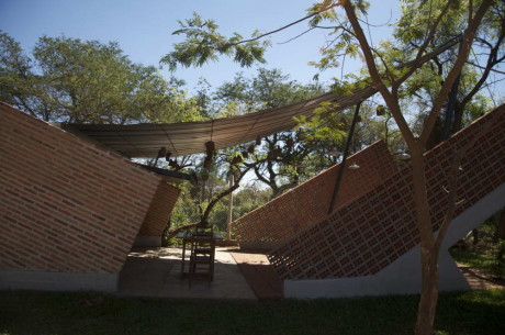 Дом "Гамак" (Casa Hamaca) в Парагвае от +Laboratorio de Arquitectura.