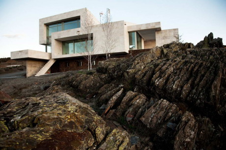 Дом среди скал в Испании