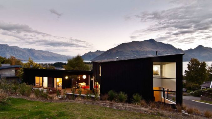 Дом с видом на озеро в Новой Зеландии